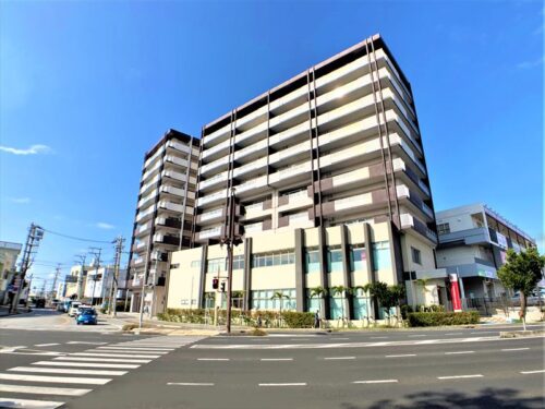 2 Bedroom 1 bathroom Apartment in Okinawa City! Connected to Supermarket easy access and convenient!!