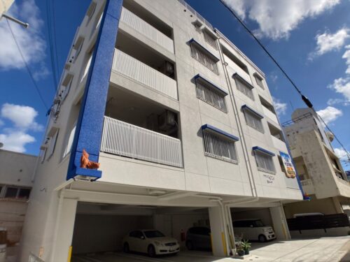2bed / 1bath apartment 2nd floor in Okinawa city. 5 mins to Kadena gate 2.